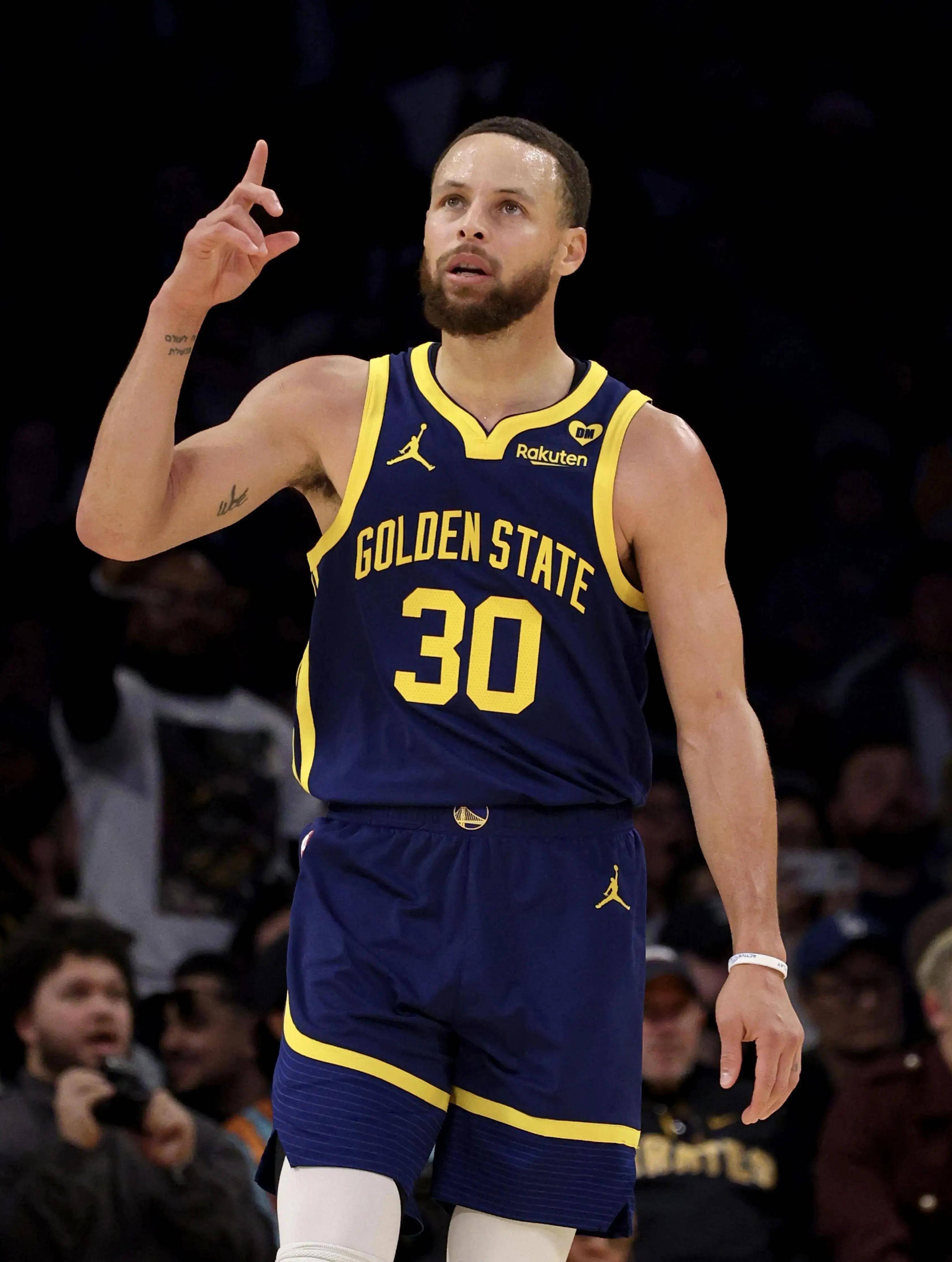 曼城深陷低 曼城深陷低